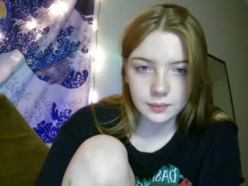 girl
        lillygoodgirl cam image #1873227