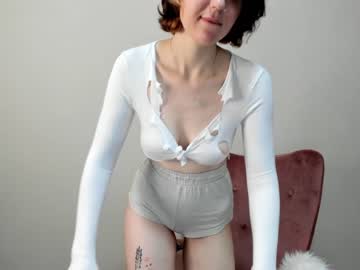 girl
        moolly_miller cam image #1743110