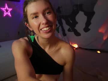 girl
        lucy_gooosey cam image #6161075