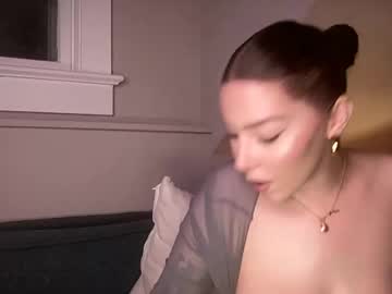 girl
        novavangogh cam image #6378203