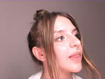 girl
        lesi_moon cam image #2288223