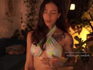 girl
        effylowell_ cam image #2648179