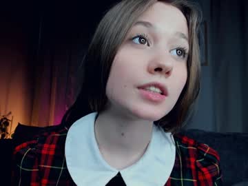 girl
        kati_more cam image #4377530