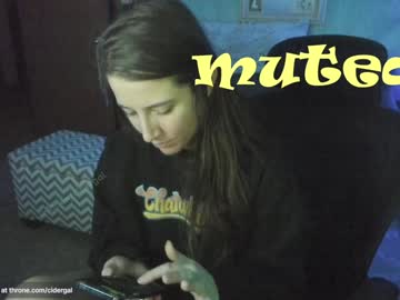 girl
        cidergal69 cam image #5832316