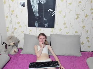 girl
        phoebepaw cam image #4511855