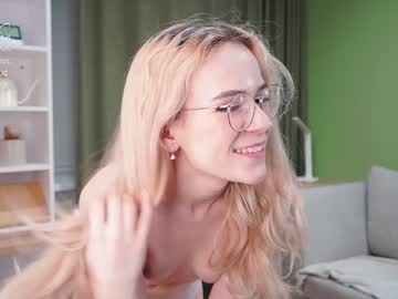 girl
        courtneyabigail cam image #3689309