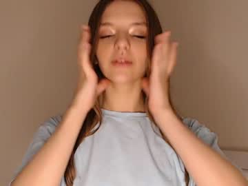 girl
        lesi_moon cam image #2121713
