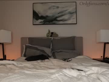 couple
        ari_lovexo cam image #112306