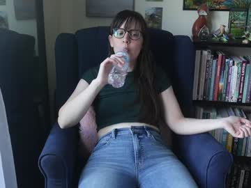 girl
        ellynaomi cam image #4836699