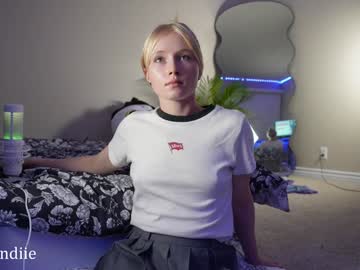 girl
        bestblondiiecb cam image #5429393