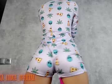 girl
        nika_lodge cam image #1015815