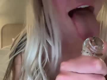 girl
        mswilderness420 cam image #6321335