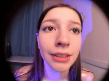 girl
        abigailkeira cam image #2932424