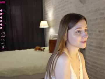 girl
        sophie_burn cam image #1093835