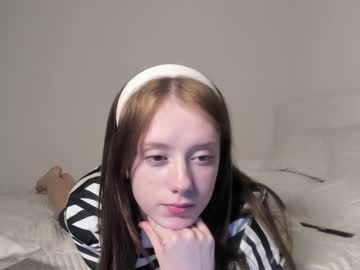 girl
        amy1_1 cam image #6557550