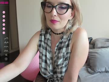 girl
        emilymilf__ cam image #1661496