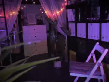 girl
        neotantric cam image #1607613