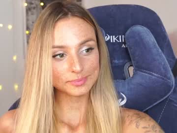 girl
        artease cam image #2422427