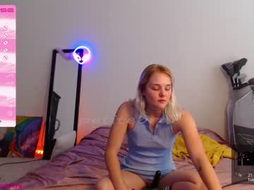 girl
        petitebrat cam image #1390864