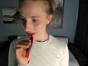 girl
        shewell cam image #6408215
